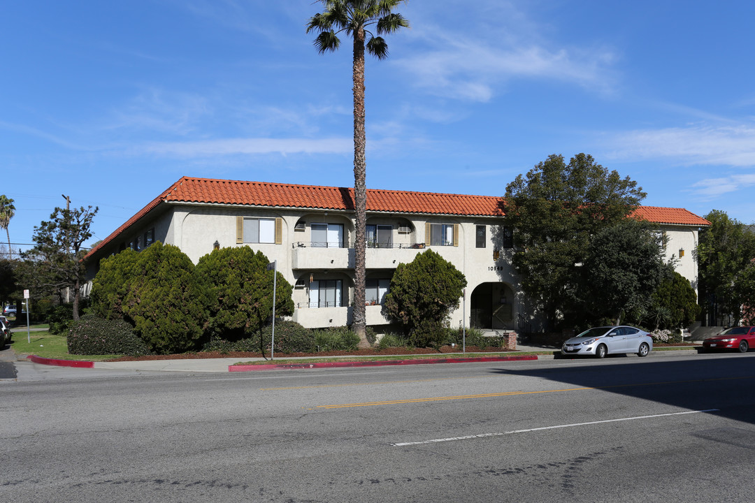 LUXURY LIVING AT AN AFFORDABLE PRICE in Los Angeles, CA - Building Photo