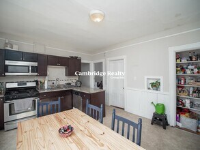 318 Beacon St, Unit 3 in Somerville, MA - Building Photo - Building Photo