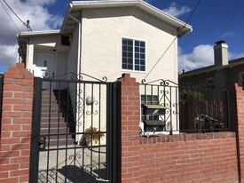 4032 Suter St, Unit Upper in Oakland, CA - Building Photo