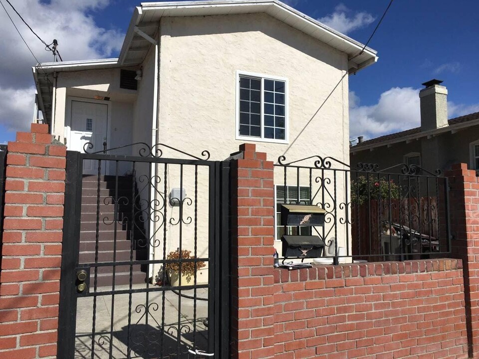 4032 Suter St, Unit Upper in Oakland, CA - Foto de edificio