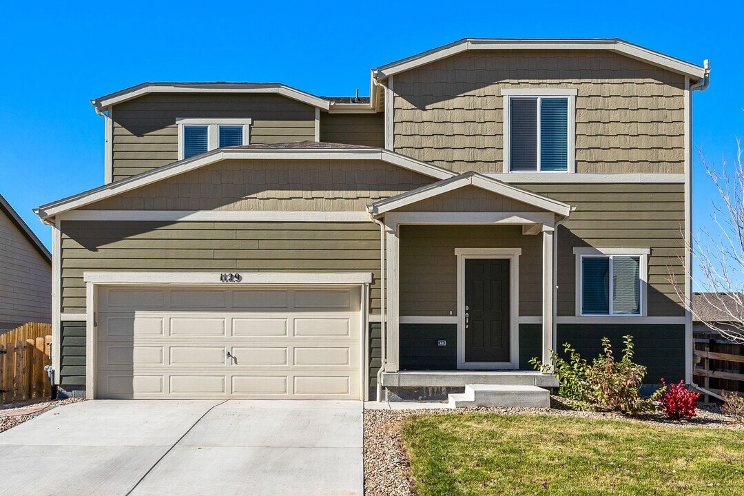 1129 Sherman Dr in Dacono, CO - Building Photo