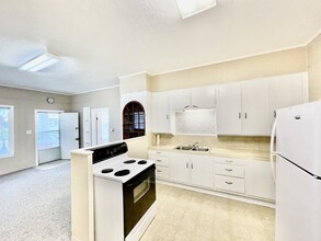 719 N 13th St, Unit A in Nederland, TX - Foto de edificio - Building Photo
