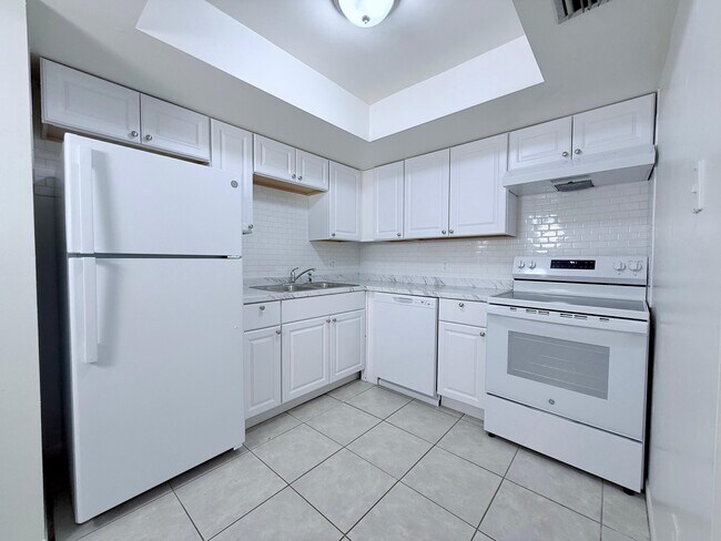 3084 Collin Dr in West Palm Beach, FL - Building Photo - Building Photo