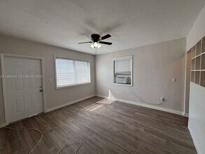 301 Sharar Ave in Opa Locka, FL - Foto de edificio - Building Photo