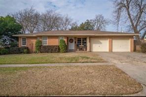 313 N Newsom St in Mineola, TX - Foto de edificio