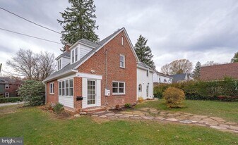 28 Orchard Ln in Berwyn, PA - Building Photo