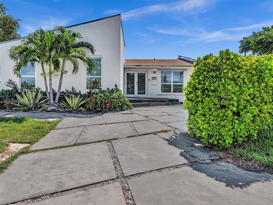 2001 NE 122nd Rd in North Miami, FL - Foto de edificio