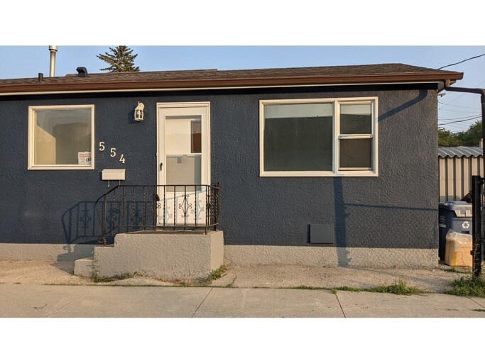 554 Brandon Ave in Winnipeg, MB - Building Photo