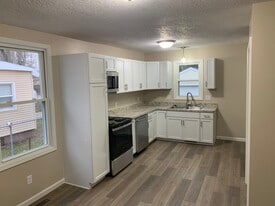 512 Blackman St in Jackson, MI - Building Photo