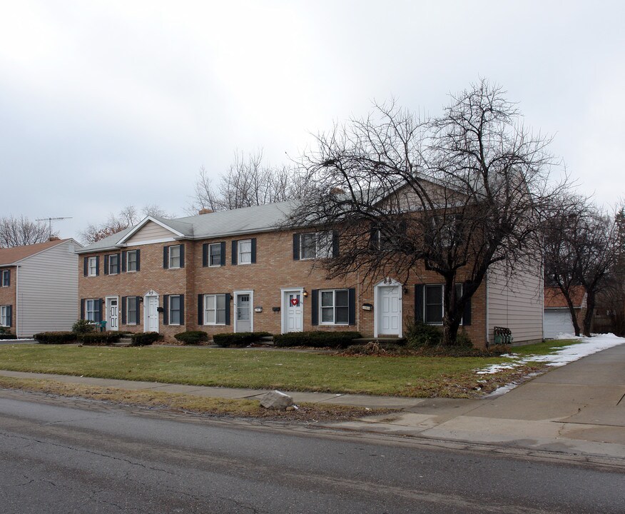 60-68 N Pershing Ave in Akron, OH - Building Photo