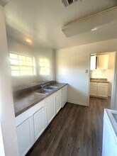 525 S Main St, Unit 2 in Burbank, CA - Building Photo - Building Photo