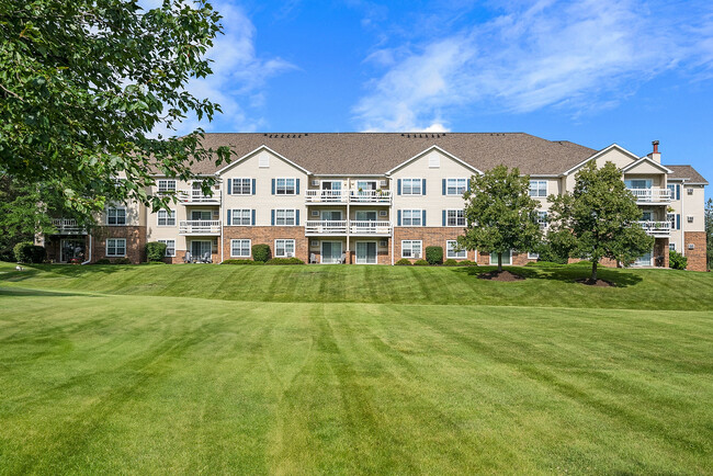 Riverwood Apartments in Kenosha, WI - Foto de edificio - Building Photo