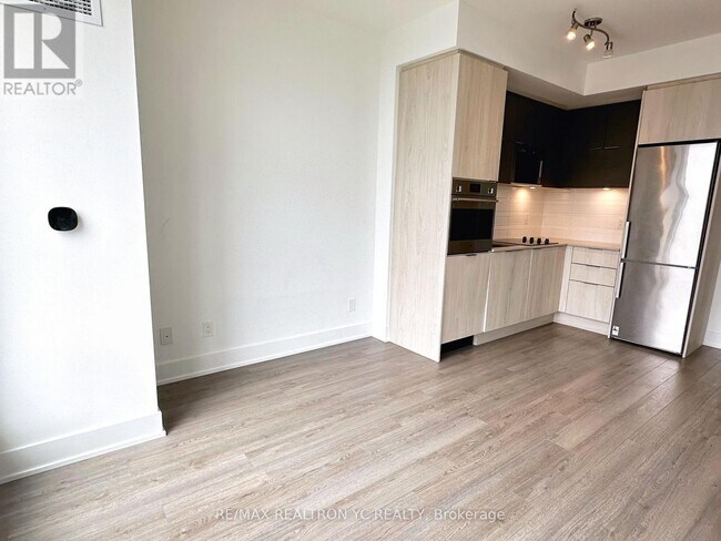 1-421 Belsize Dr in Toronto, ON - Building Photo - Building Photo