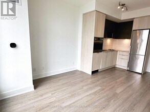 1-421 Belsize Dr in Toronto, ON - Building Photo - Building Photo