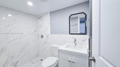 6045 NW 186th St in Hialeah, FL - Foto de edificio - Building Photo