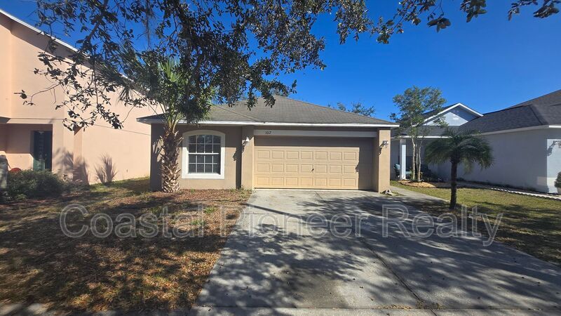 1017 Brenton Leaf Dr in Ruskin, FL - Building Photo