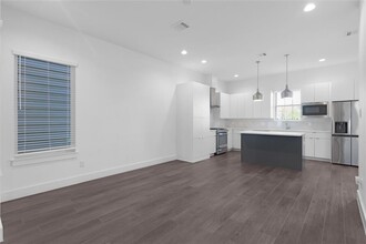 2543 Hollister St in Houston, TX - Building Photo - Building Photo