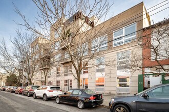 1040 46th Rd in Long Island City, NY - Foto de edificio - Building Photo