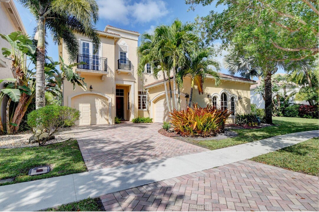 17739 Lake Azure Way in Boca Raton, FL - Building Photo