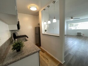 14220 Burbank Blvd in Sherman Oaks, CA - Foto de edificio - Building Photo