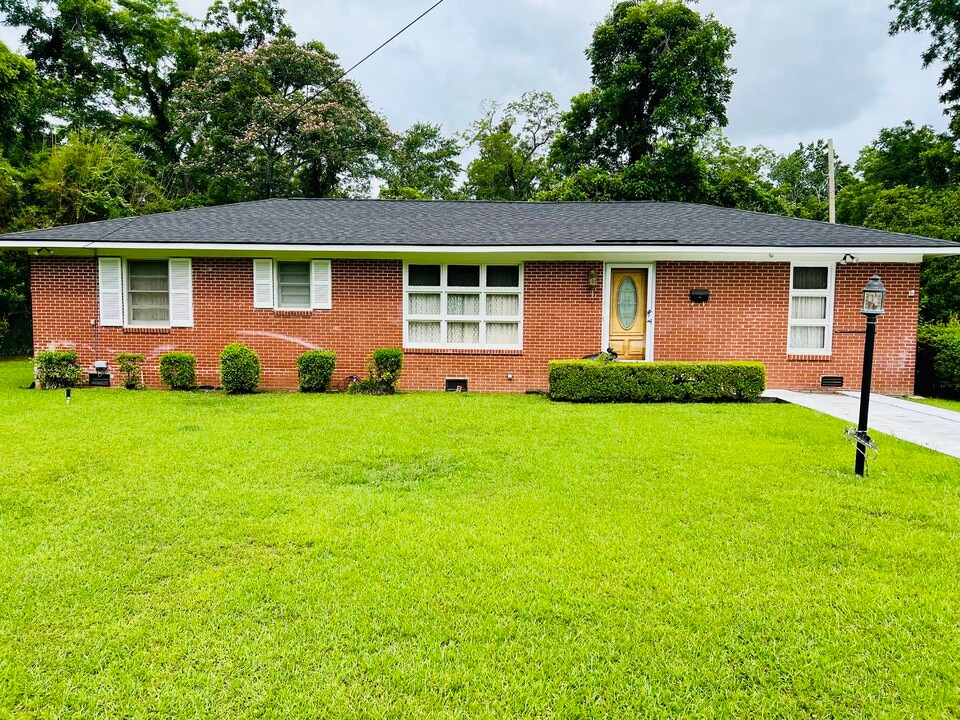 801 S Walker St in Quitman, GA - Building Photo
