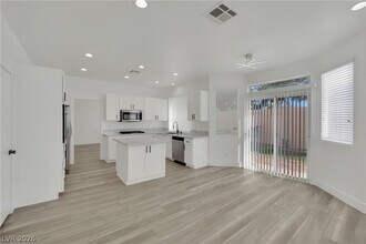 9205 Spruce Mountain Way in Las Vegas, NV - Building Photo - Building Photo