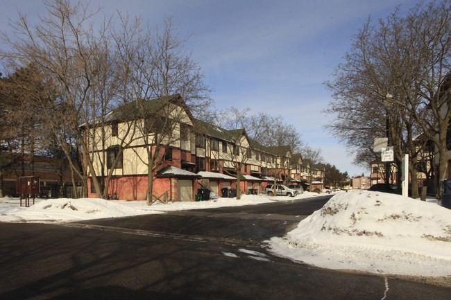 10 Alford Cres in Toronto, ON - Building Photo - Building Photo