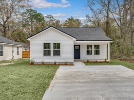 43 Broken Bow Trail in Crawfordville, FL - Building Photo