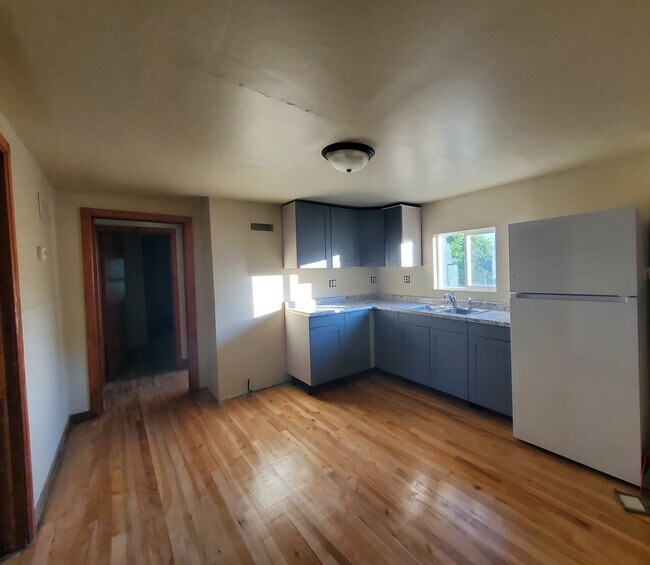 240 S Healy Ave, Unit Upper in Negaunee, MI - Building Photo - Building Photo