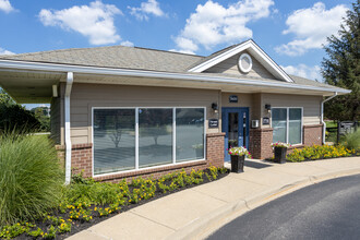 Villas Of Forest Springs in Louisville, KY - Foto de edificio - Building Photo