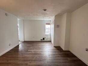 132 Charles St in Mount Oliver, PA - Foto de edificio - Building Photo