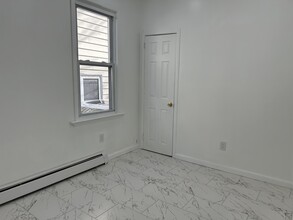 36 E Russell St, Unit 1 in Clifton, NJ - Foto de edificio - Building Photo