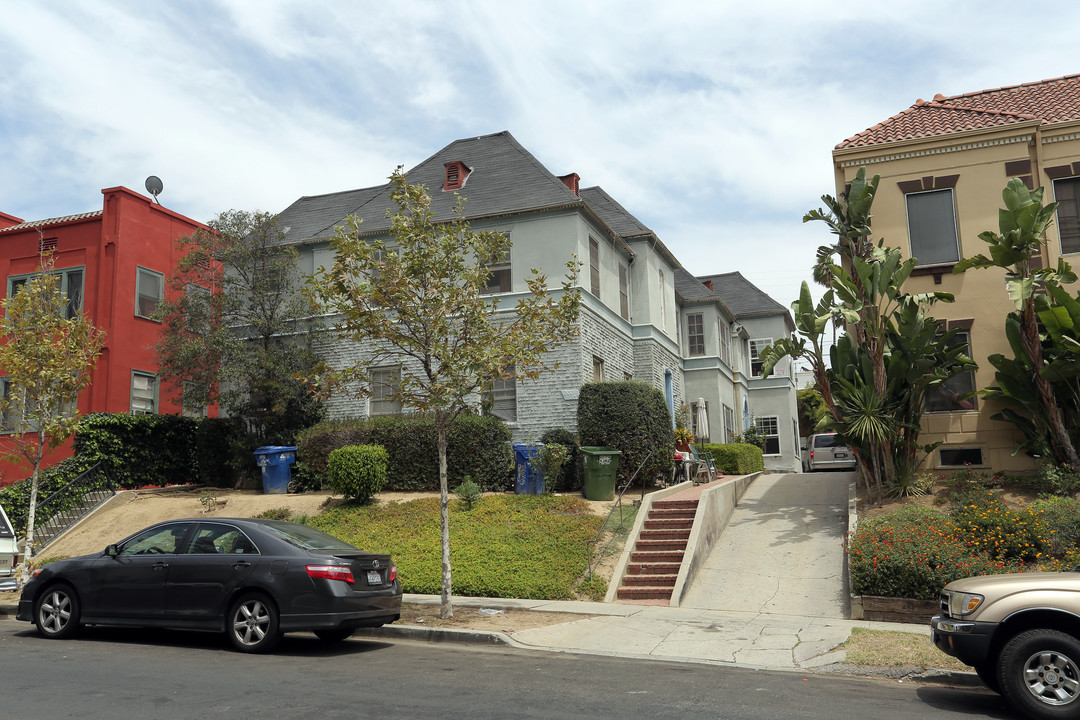 200-202 N Kenmore Ave in Los Angeles, CA - Building Photo