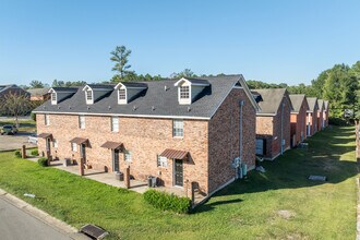 Newly Major Renovated Beverly Manor in Hattiesburg, MS - Foto de edificio - Building Photo