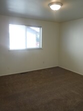 1931 NW Cedar Ave in Redmond, OR - Foto de edificio - Building Photo