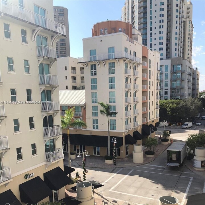 7275 SW 90th St in Miami, FL - Building Photo