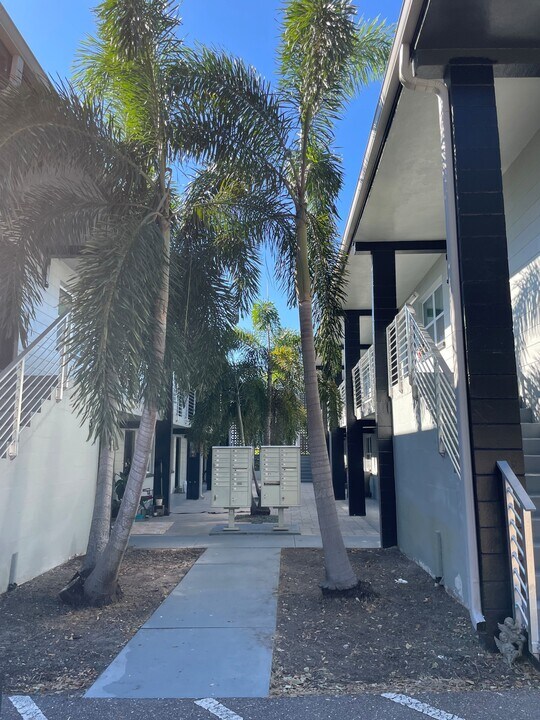 Crescent Lake Apartments in St. Petersburg, FL - Foto de edificio