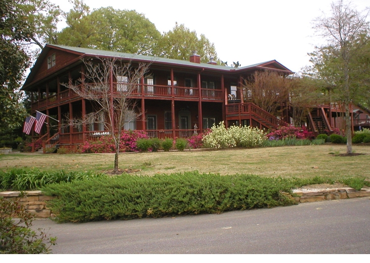 19411 Sandlin Rd in Elkmont, AL - Foto de edificio