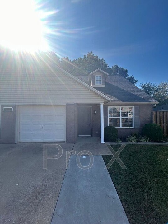 3403 SW Victoria Pl in Bentonville, AR - Building Photo
