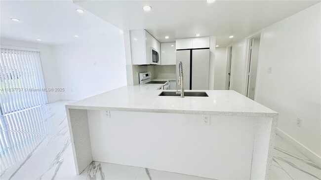 9375 Fontainebleau Blvd in Miami, FL - Building Photo - Building Photo