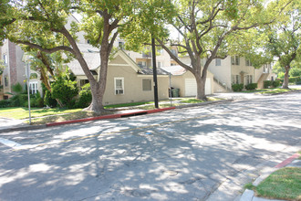 575 E Olive Ave in Burbank, CA - Building Photo - Building Photo