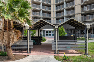 Gulf Breeze Apartments in Galveston, TX - Foto de edificio - Building Photo