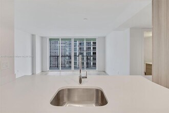 1756 N Bayshore Dr, Unit 31E in Miami, FL - Building Photo - Building Photo