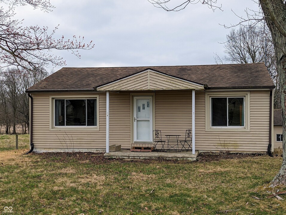 12985 E Enon Rd in Hope, IN - Building Photo