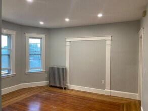 811 Somerville Ave, Unit 2 in Somerville, MA - Foto de edificio - Building Photo