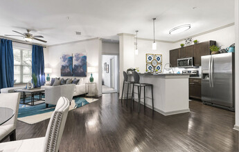 95twenty Apartments in Austin, TX - Foto de edificio - Building Photo