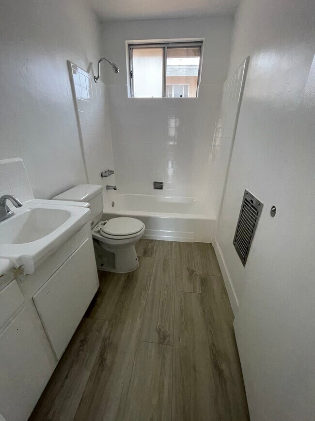 8030 Owensmouth Ave, Unit 7 in Los Angeles, CA - Building Photo - Building Photo