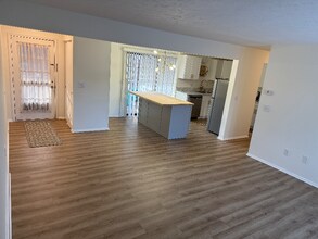 33803 Electric Blvd in Avon Lake, OH - Foto de edificio - Building Photo