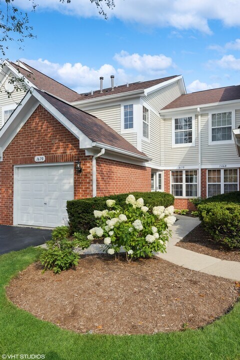 1670 Mansfield Ct in Roselle, IL - Building Photo