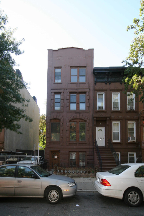 354 Vernon Ave in Brooklyn, NY - Building Photo